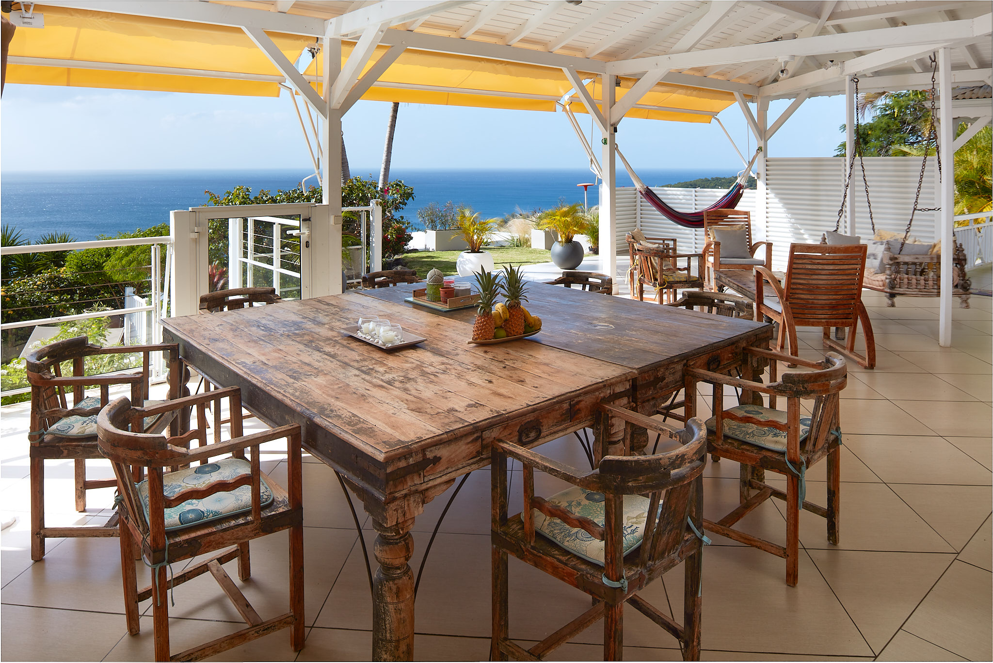 Pour des repas conviviaux, 2 grandes et belles tables sur la terrasse